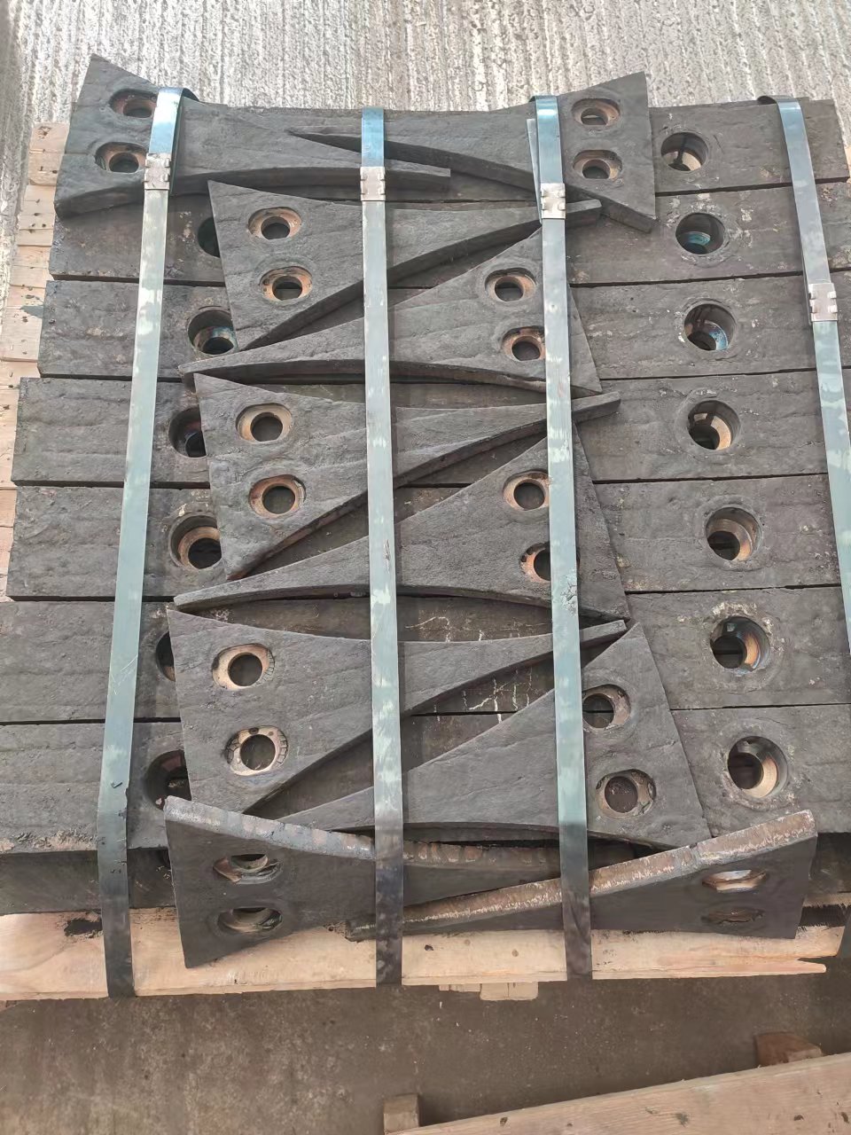 宁夏堆焊耐磨钢板8+8