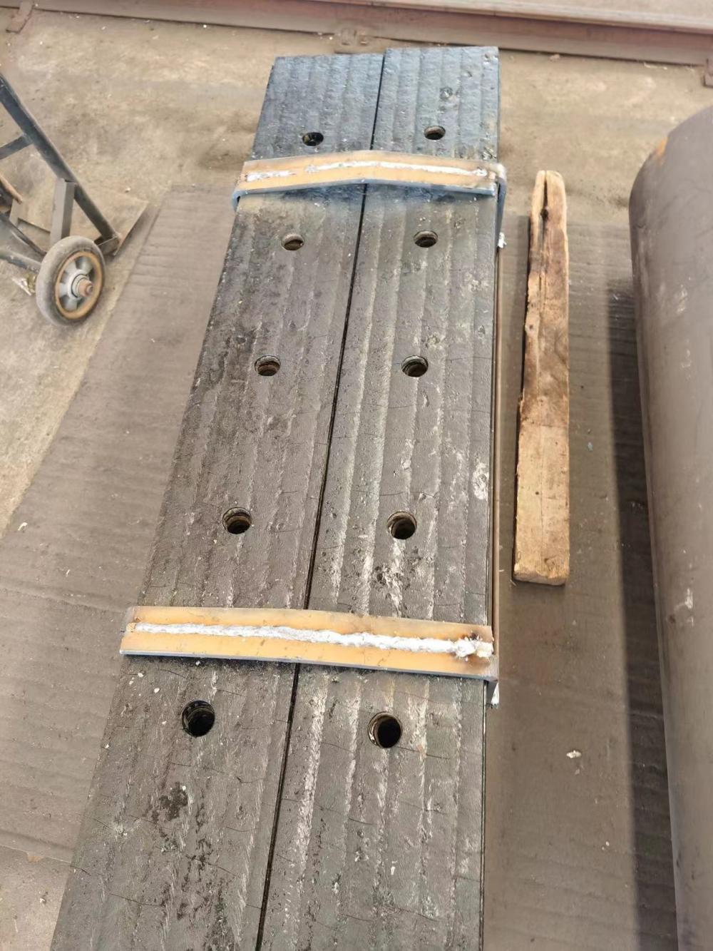 宁夏影响高硬度堆焊耐磨衬板成型的主要素