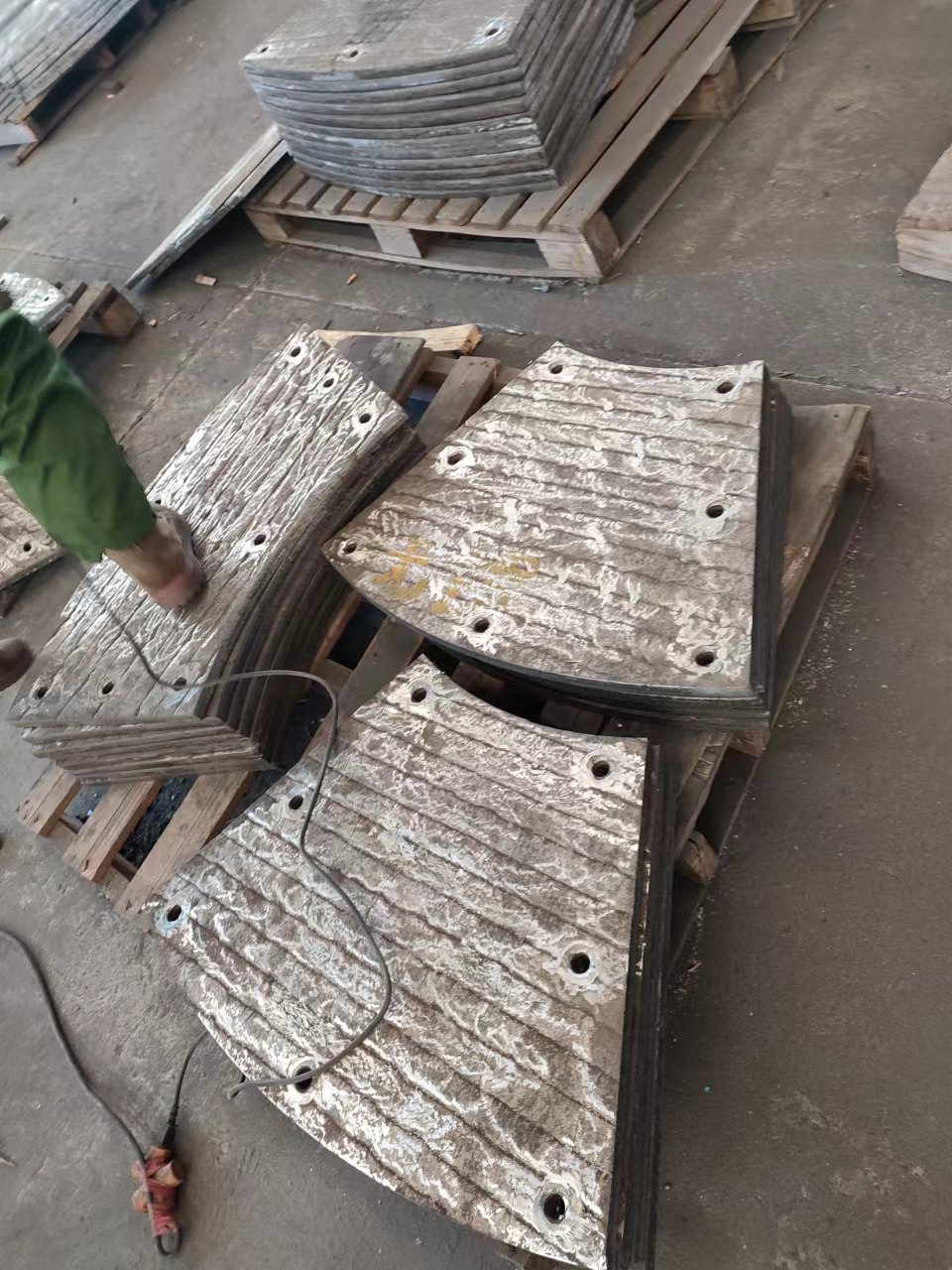 宁夏高铬合金耐磨板，堆焊耐磨板