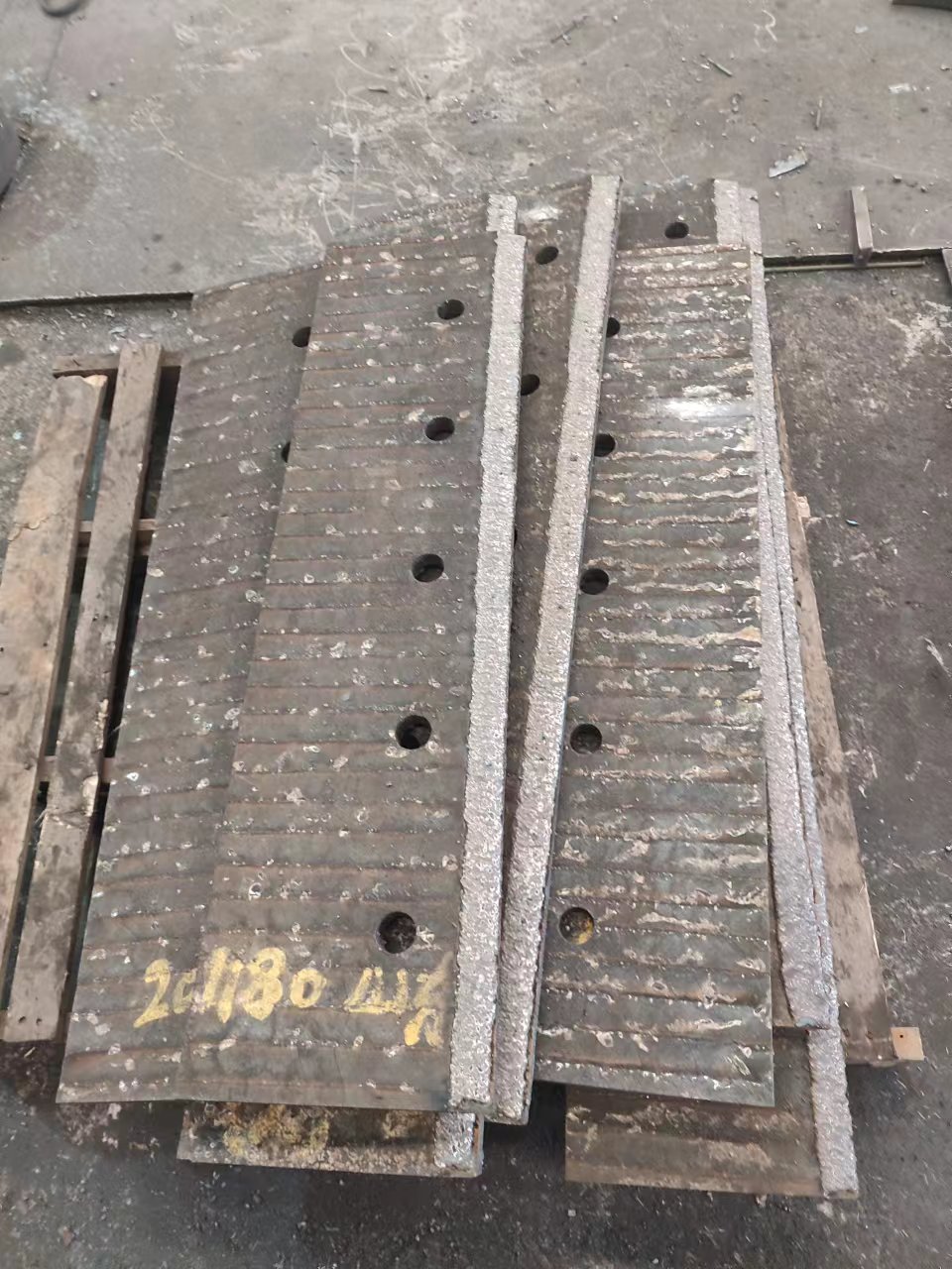 宁夏挖斗机衬板挖斗机耐磨衬板堆焊耐磨板